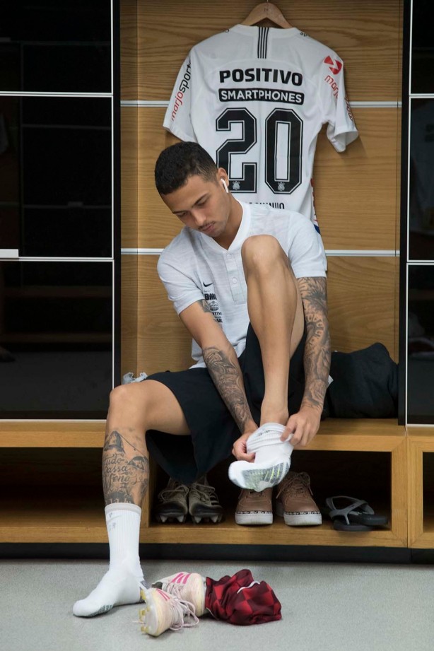Thiaguinho no vestiário da Arena Corinthians antes do jogo contra a Chapecoense, pela Copa do Brasil