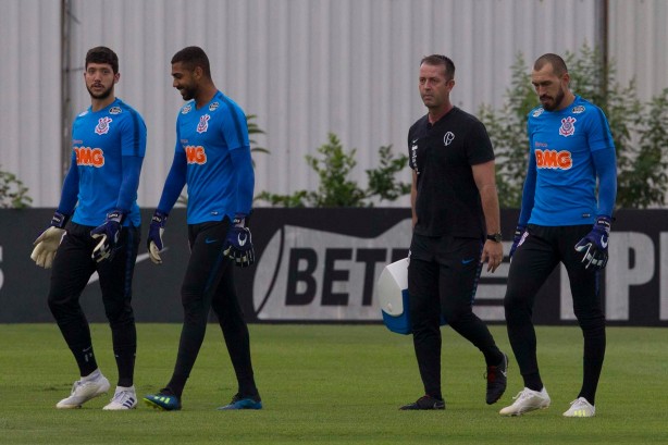 Caique França, Filipe, preparador de goleiros Leandro Idalino e Walter no treino de hoje no CT