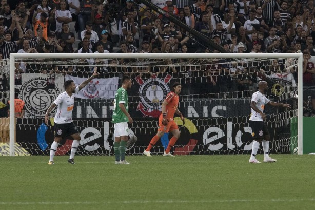 Clayson, Cássio e Love durante jogo contra a Chapecoense, na Arena Corinthians, pela Copa do Brasil