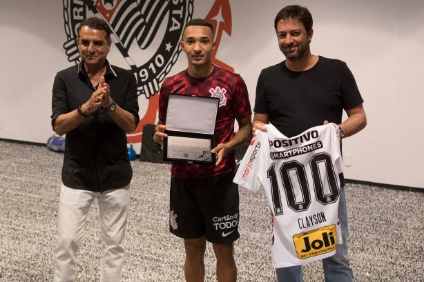 Clayson completa 100 jogos contra a Chapecoense e recebe homenagem no vestiário da Arena