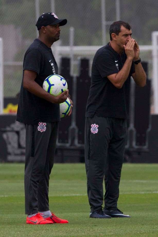 Fabinho e Carille no último treino do Corinthians antes do jogo contra a Chapecoense