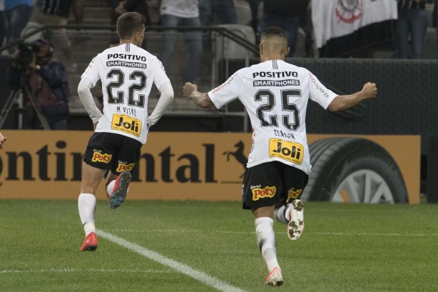 Mateus Vital e Clayson comemora o gol do garoto contra a Chapecoense, pela Copa do Brasil