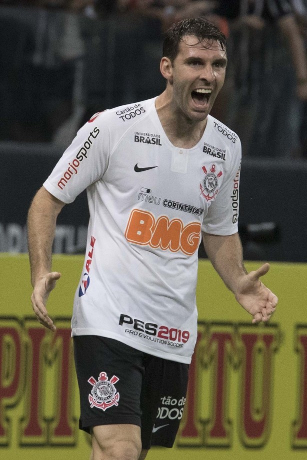 Mauro Boselli fez o primeiro gol do Corinthians contra a Chapecoense