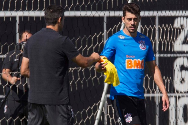 Avelar pode ficar fora do duelo com o Bahia, neste domingo, em Salvador