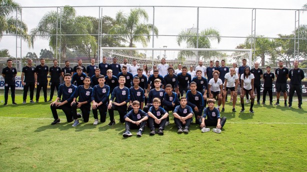 Goleiros e goleiras de todas as categorias do Corinthians posam para foto oficial
