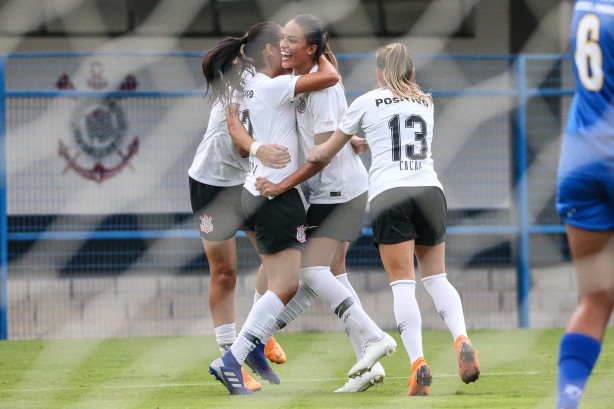Jogadoras comemoram o gol de Gabi Nunes contra o São José, pelo Brasileirão Feminino