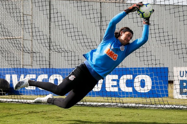 Goleiro Cássio treina na tarde desta sexta-feira no CT Joaquim Grava