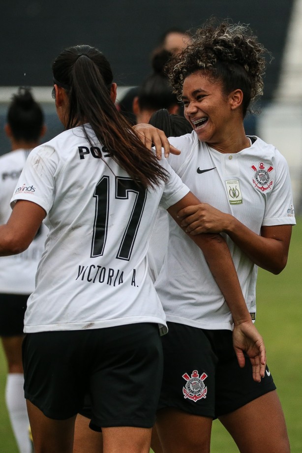 Ingryd comemora com Victória seu gol contra o São José, pelo Brasileirão Feminino