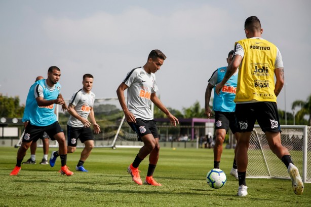 Pedrinho e companheiros no treino desta sexta-feira no CT Joaquim Grava