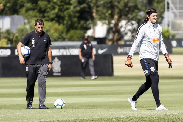 Carille e Cássio durante treino deste sábado no CT Joaquim Grava