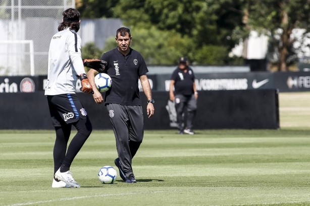 Cássio e Carille durante treino deste sábado no CT Joaquim Grava
