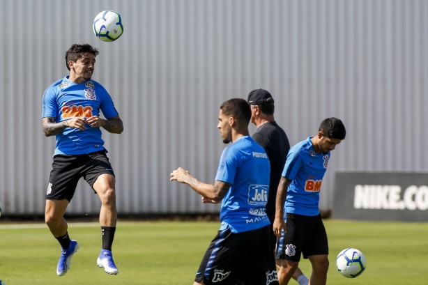 Fagner durante treino deste sábado no CT Joaquim Grava