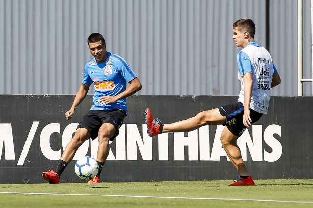Roni e Vital durante treino deste sábado no CT Joaquim Grava