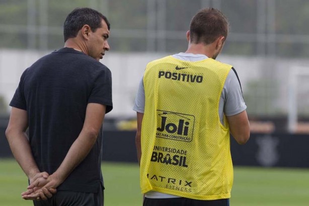 Carille e Henrique no treino de reapresentação do Corinthians após derrota para o Bahia