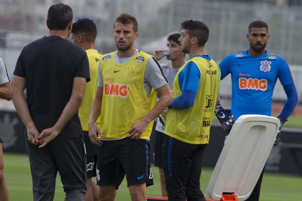 Carille orienta elenco no primeiro treino após derrota para o Bahia, pelo Brasileirão