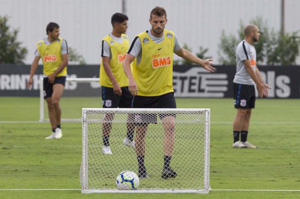 Henrique no treino de reapresentação do Corinthians após derrota para o Bahia, pelo Brasileirão