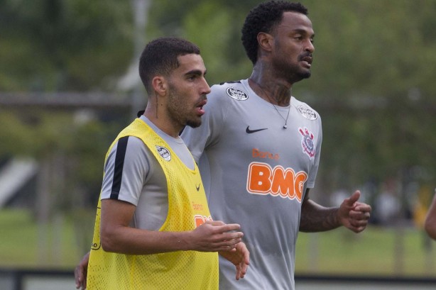 Meias Gabriel e Renê Júnior treinam no CT Joaquim Grava