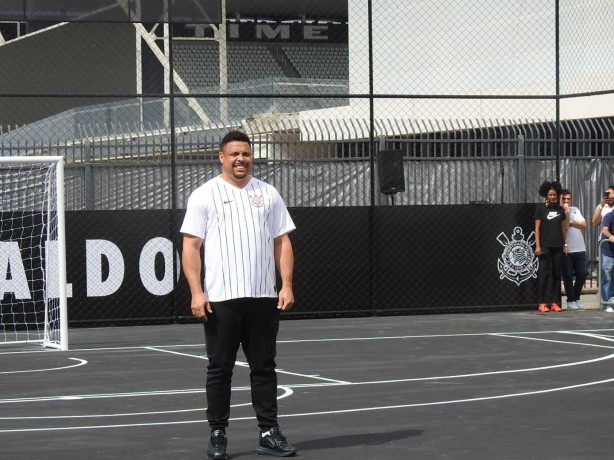 Ronaldo exibiu o novo uniforme do Corinthians