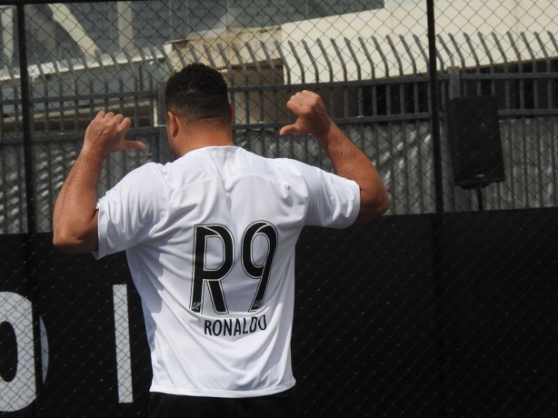 Ronaldo exibiu o novo uniforme do Corinthians