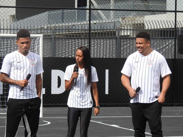 Urso, Adriana e Ronaldo durante a apresentação do novo uniforme