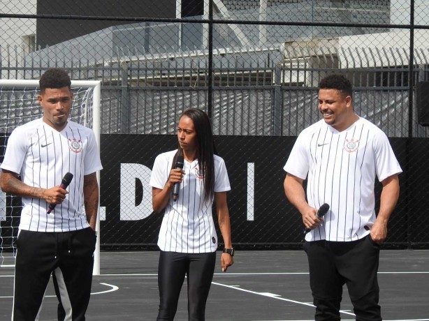 Urso, Adriana e Ronaldo durante a apresentao do novo uniforme