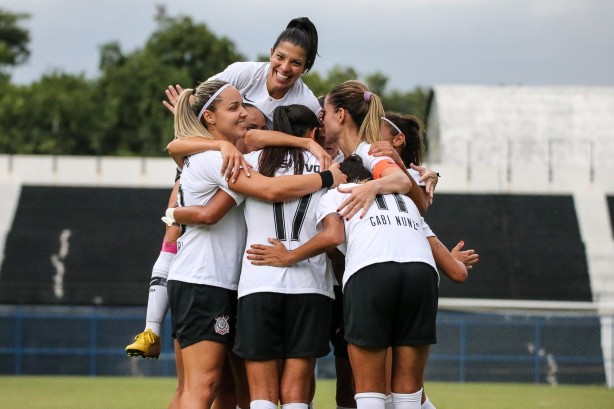 Jogadoras do Corinthians Futebol Feminino comemorando gol contra o São José