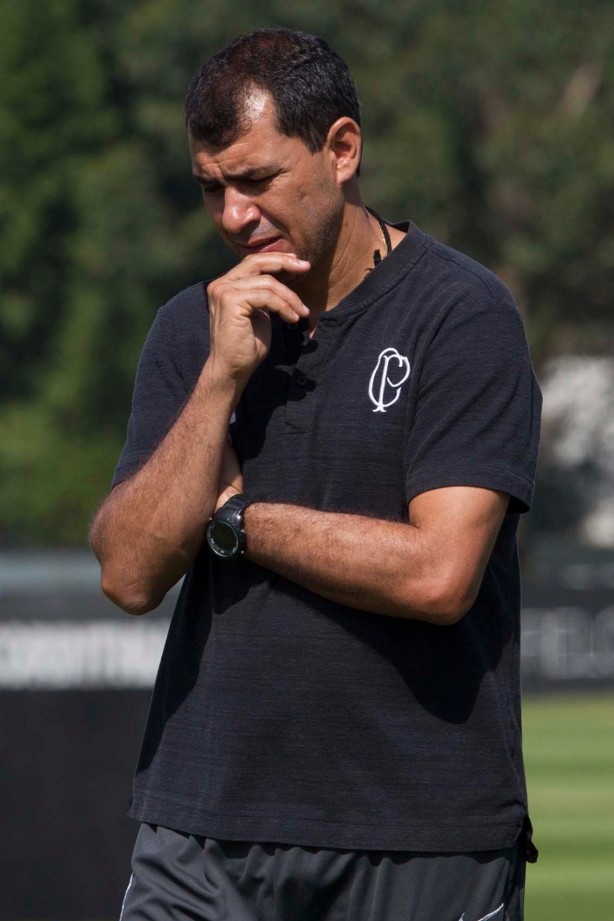 Carille esboça feição preopcupada durante último treino do Corinthians no CT