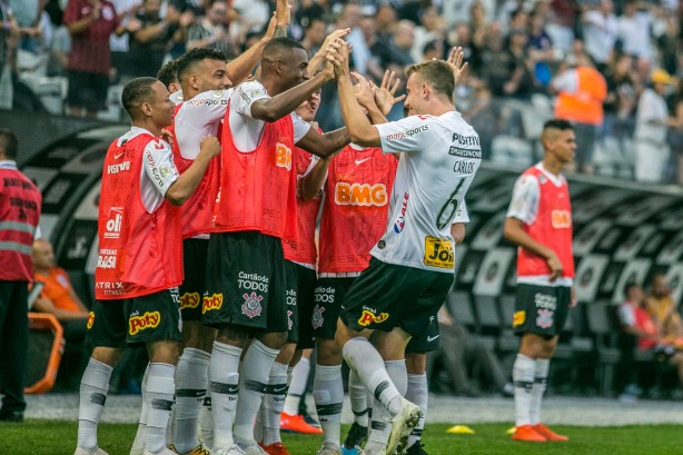 Carlos Augusto comemora com jogadores no banco de reservas seu gol contra a Chapecoense