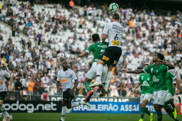 Carlos Augusto e Manoel no jogo contra a Chapecoense, pelo Brasileirão, na Arena Corinthians