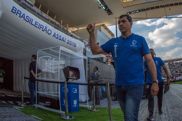 Fábio Carille chega à Arena Corinthians para duelo contra a Chapecoense, pelo Brasileirão