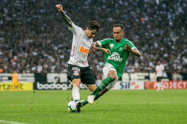 Fagner durante jogo contra a Chapecoense, pelo Brasileirão, na Arena Corinthians
