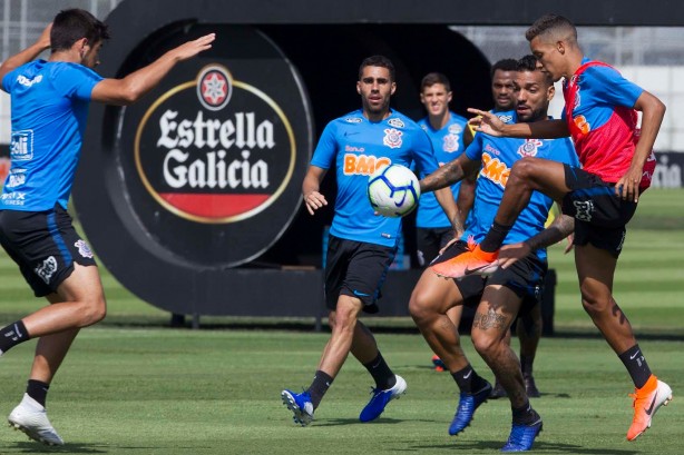 Gabriel e companheiros durante o último treino do Corinthians antes de enfrentar a Chapecoense