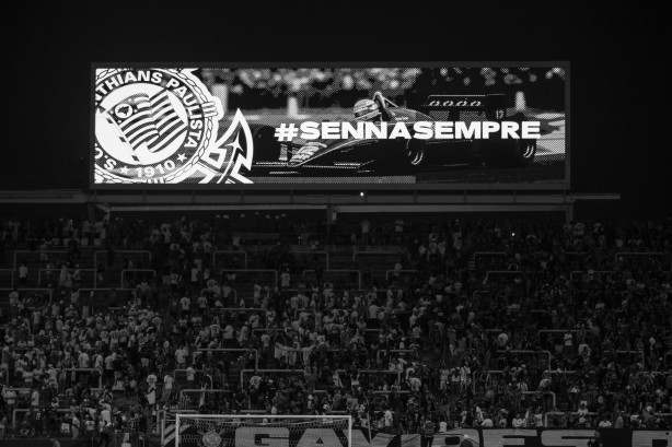 Homenagem no telão da Arena Corinthians para Ayrton Senna durante partida contra a Chapecoense