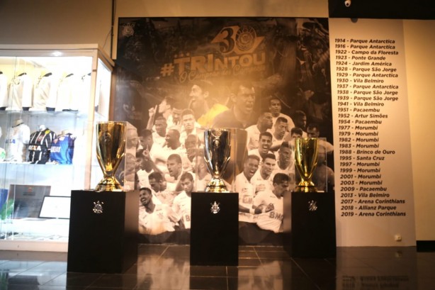Inauguração do painel e exposição da taça