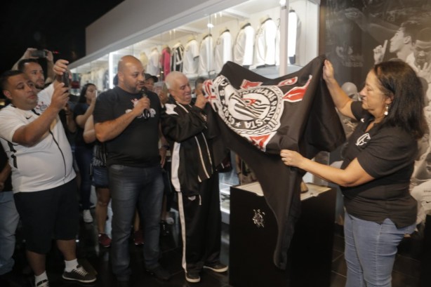 Inauguração do painel e exposição da taça