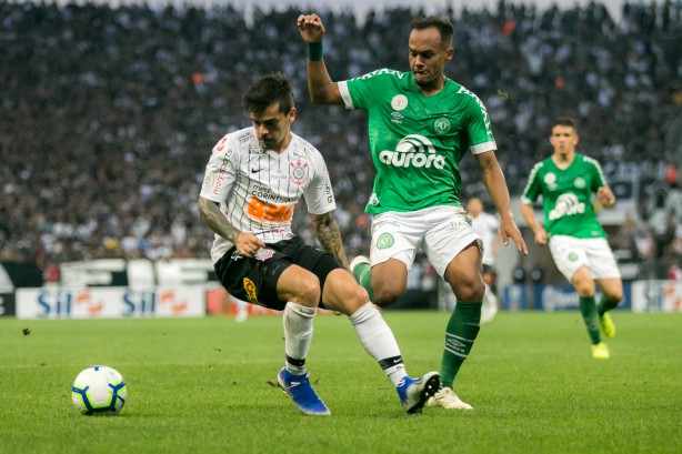 Lateral Fagner durante jogo contra a Chapecoense, pelo Brasileirão, na Arena Corinthians