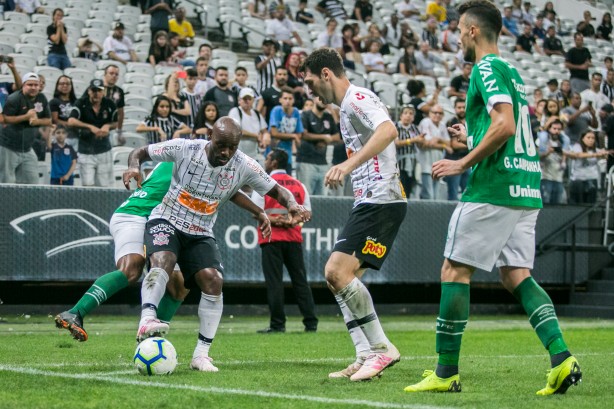 Love e Boselli durante jogo contra a Chapecoense, pelo Brasileirão, na Arena Corinthians