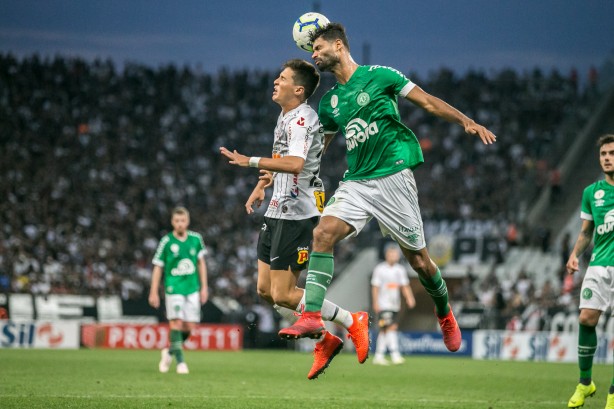 Mateus Vital durante jogo contra a Chapecoense, pelo Brasileirão, na Arena Corinthians