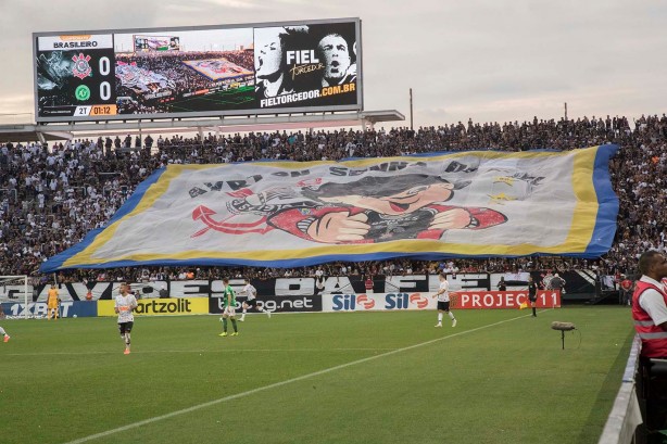 Bandeirão em homenagem a morte Ayrton Senna durante jogo contra a Chapecoense, na Arena