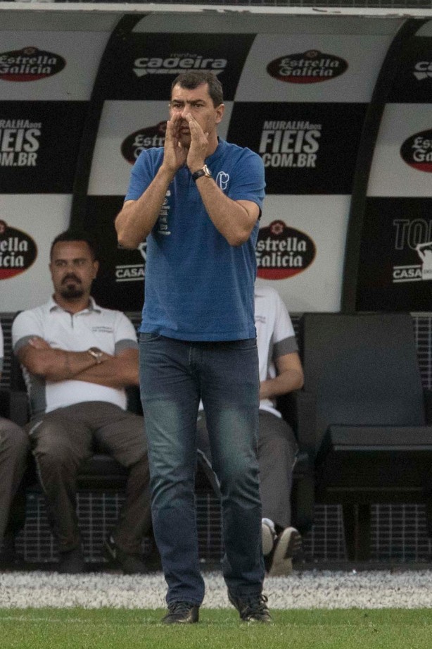 Carille durante jogo contra a Chapecoense, na Arena Corinthians, pelo Brasileirão