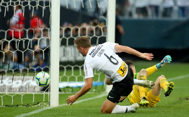 Carlos anotou o gol do Corinthians contra a Chapecoense, pelo Brasileirão