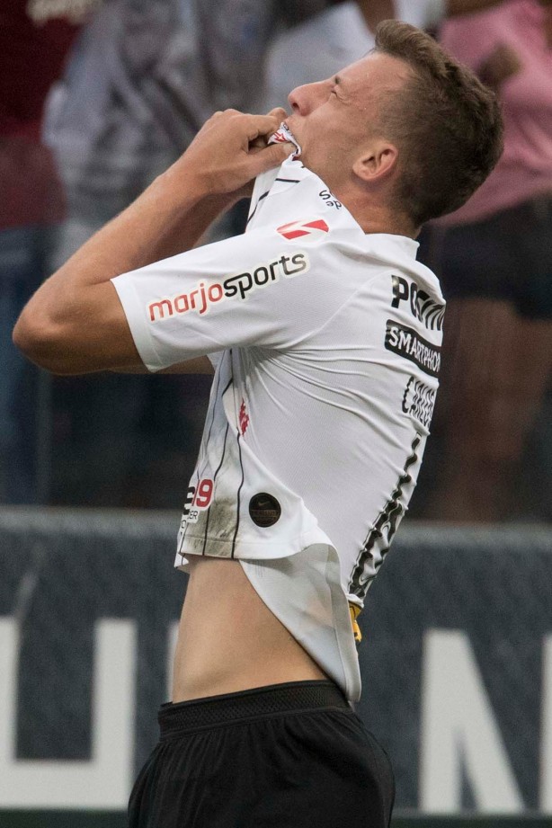 Carlos Augusto comemorando seu gol contra a Chapecoense, pelo Campeonato Brasileiro