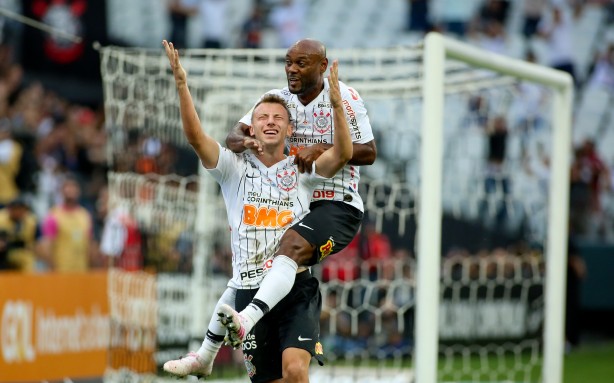 Carlos e Love durante gol do lateral contra a Chapecoense, pelo Brasileirão