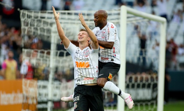 Carlos e Love durante jogo contra a Chapecoense, na Arena Corinthians, pelo Brasileirão