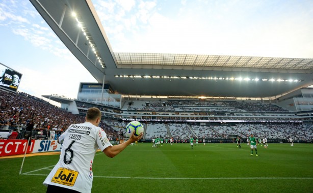 Carlos em cobrança de lateral durante jogo contra a Chapecoense, pelo Brasileirão