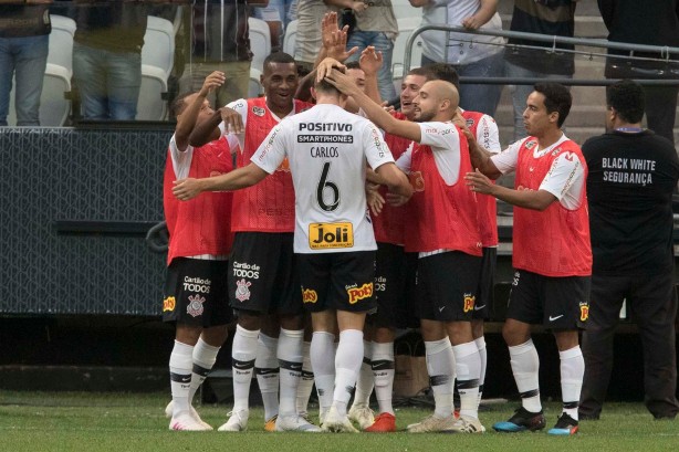 Elenco comemora o gol de Carlos Augusto contra a Chapecoense, pelo Brasileirão
