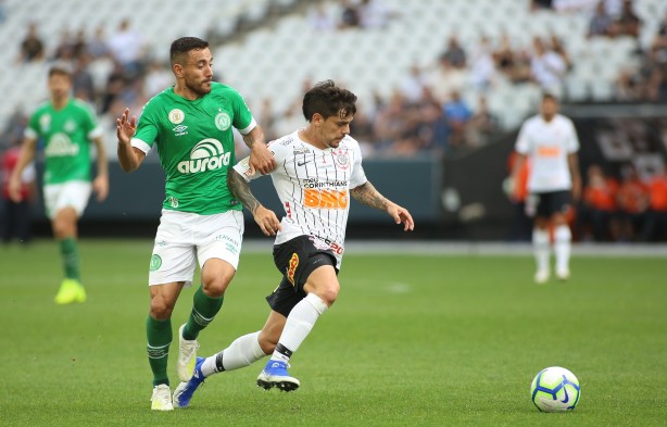Fagner durante jogo contra a Chapecoense, na Arena Corinthians, pelo Brasileirão
