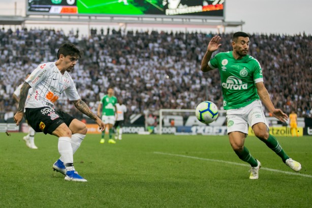 Fagner durante partida contra a Chapecoense, pelo Brasileirão, na Arena Corinthians