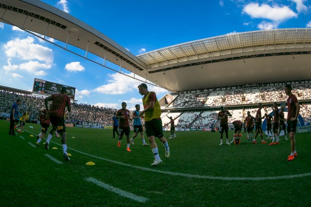 Jogadores do Corinthians durante aquecimento para duelo contra a Chapecoense