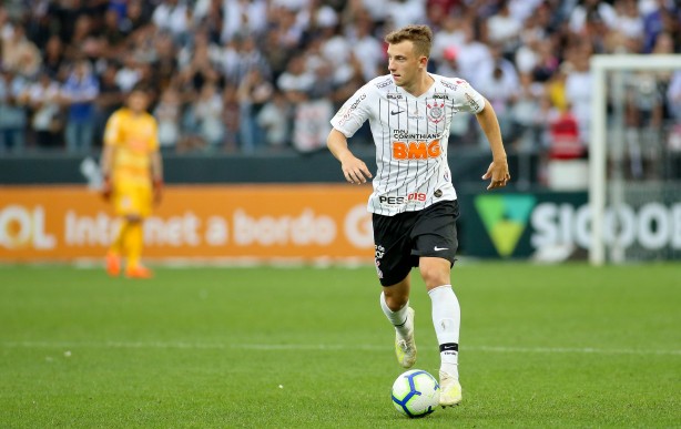 Lateral Carlos durante jogo contra a Chapecoense, na Arena Corinthians, pelo Brasileirão